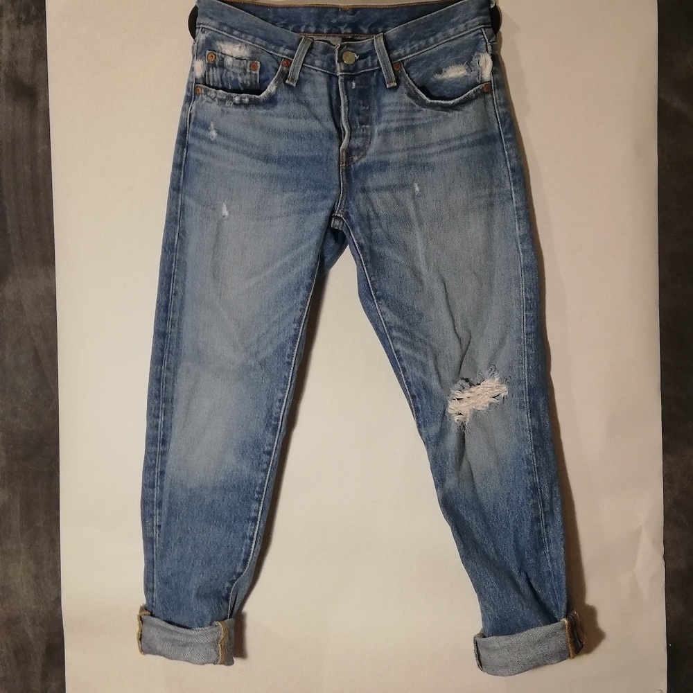 LEVIS BOYFRIEND RIPPED BUTTON UP JEAN